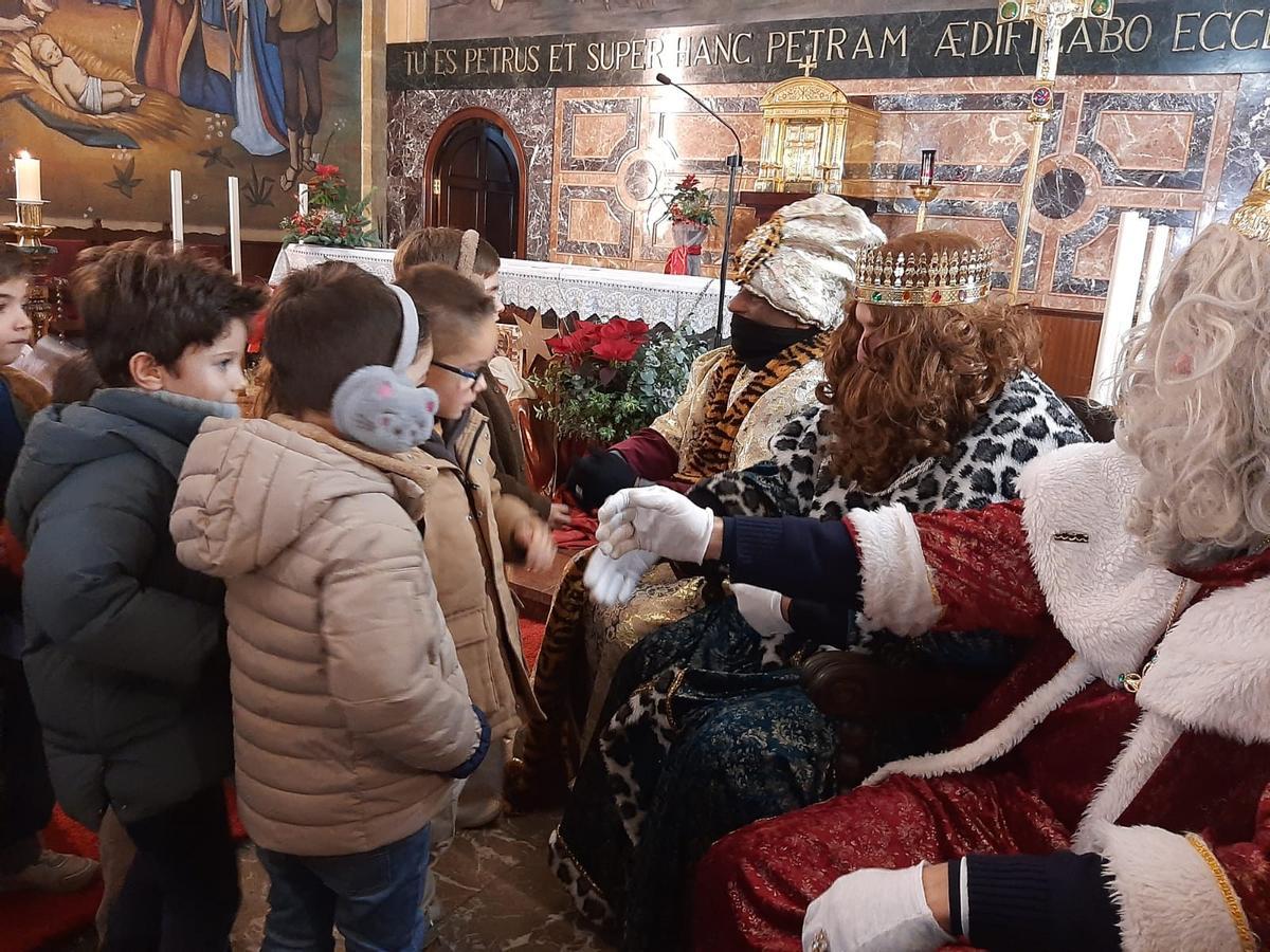 Los Reyes Magos llegan a la Pola para adorar al Niño Jesús y recibir a los pequeños