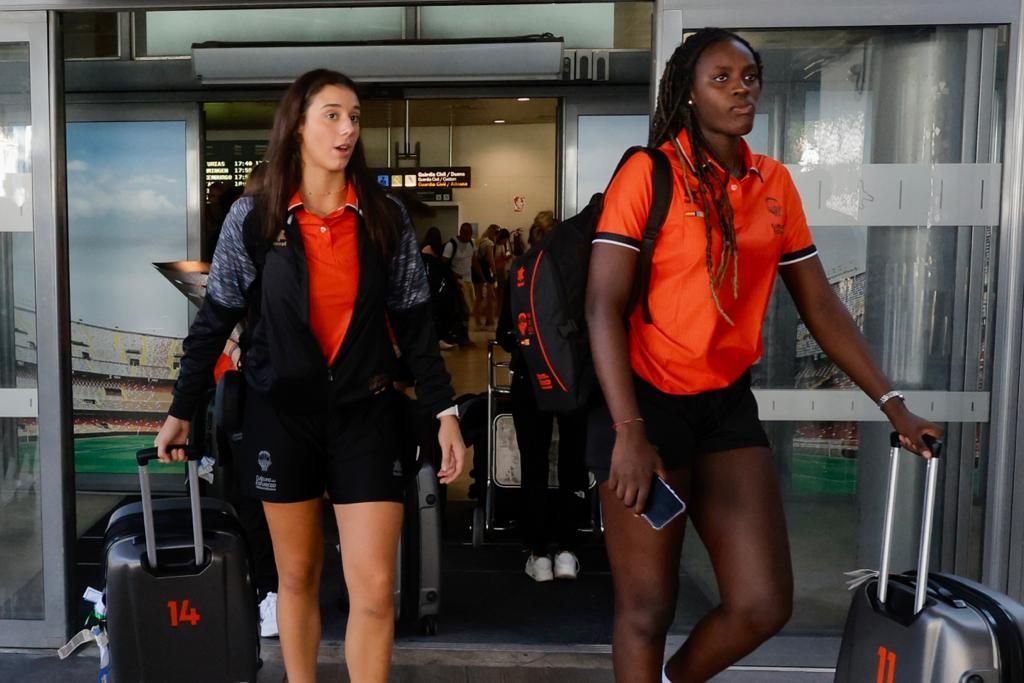 Las jugadoras del Valencia Basket regresan después de proclamarse campeonas de la Supercopa de España