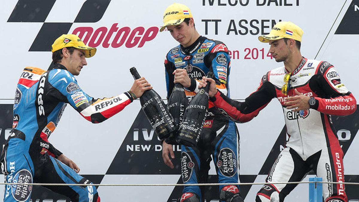 Àlex Márquez, escoltado por Àlex Rins (izquierda) y Miguel Oliveira (derecha), en el podio de Assen, tras imponerse en la carrera de Moto3