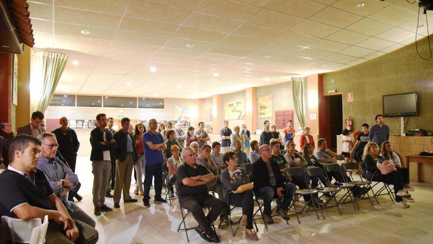 Abans del ple, els polítics i els veïns de Fonollosa han seguit la compareixença de Puigdemont en una pantalla