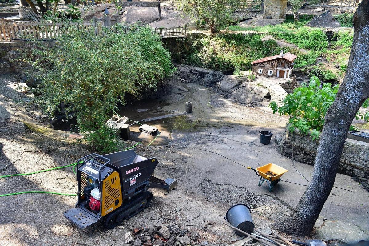 Obras en una de las charcas del parque de Los Pinos de Plasencia.