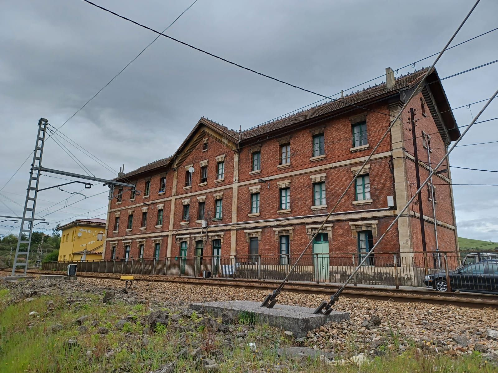 La estación "inglesa" de Villabona, única en Asturias, sigue su imparable deterioro: así es el singular conjunto ferroviario de Llanera