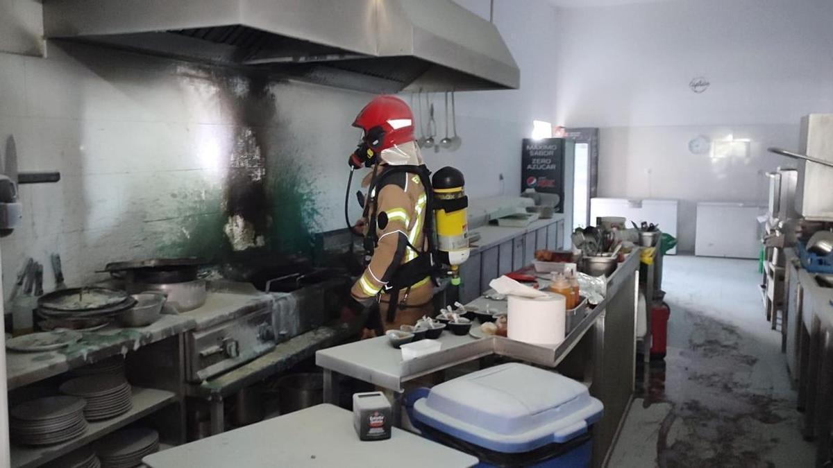 Interior de la cocina donde se inició el fuego en Iñás
