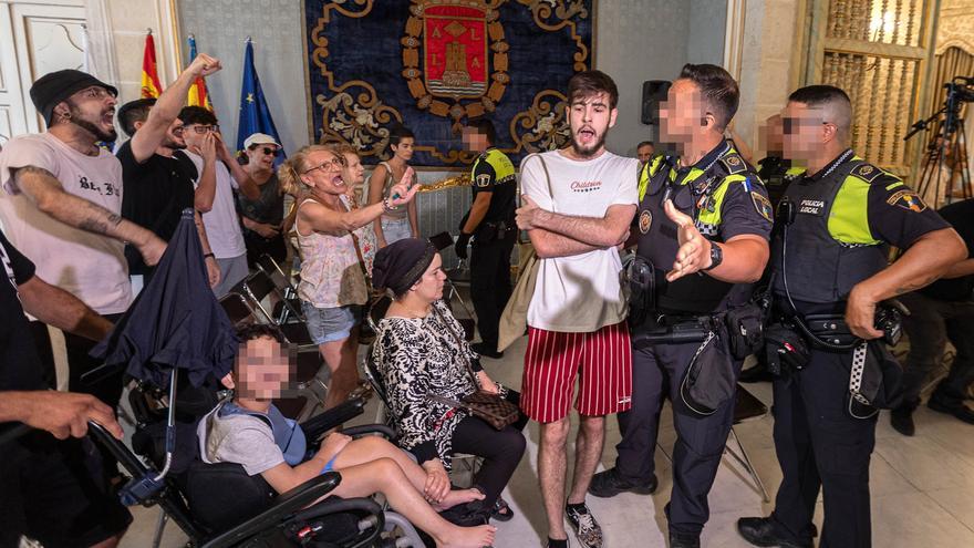 Desalojan del Ayuntamiento de Alicante una protesta por la falta de vivienda para un niño de 6 años con parálisis cerebral