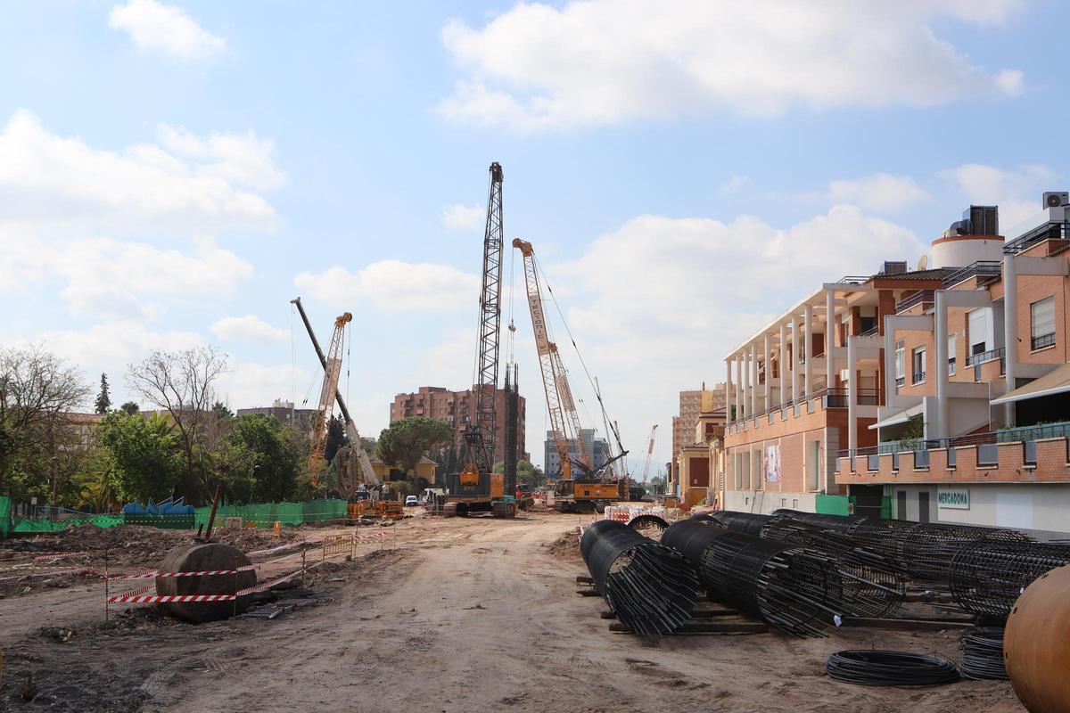 Vista de las obras desde el paso de la Alameda de la Constitución.