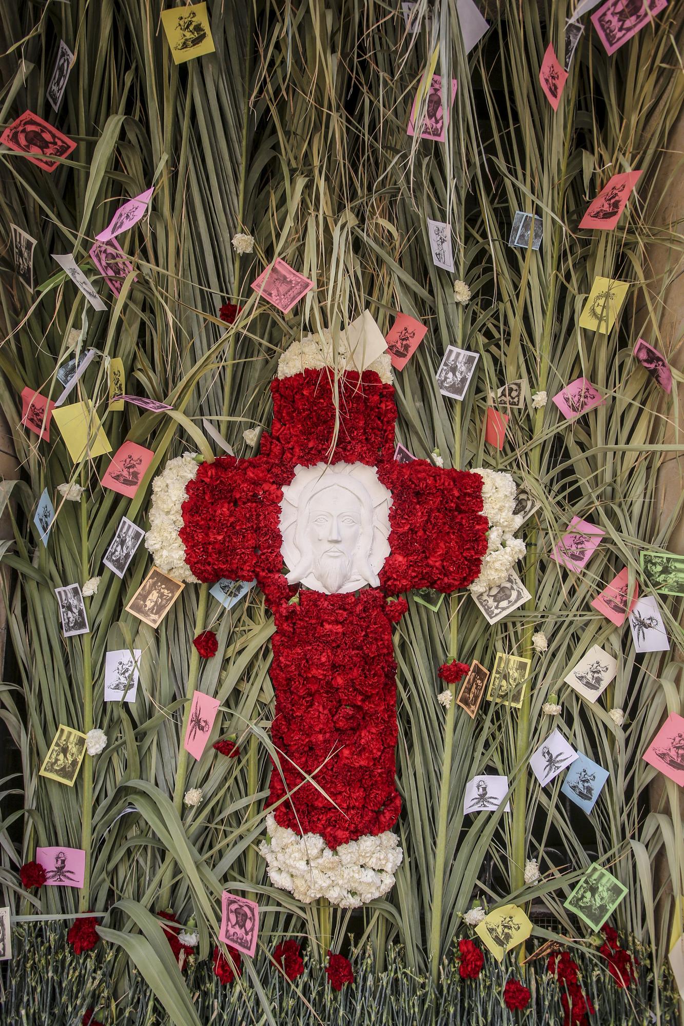 Vecinos del barrio de Santa Cruz en Alicante engalanan las calles con las tradicionales Cruces de Mayo