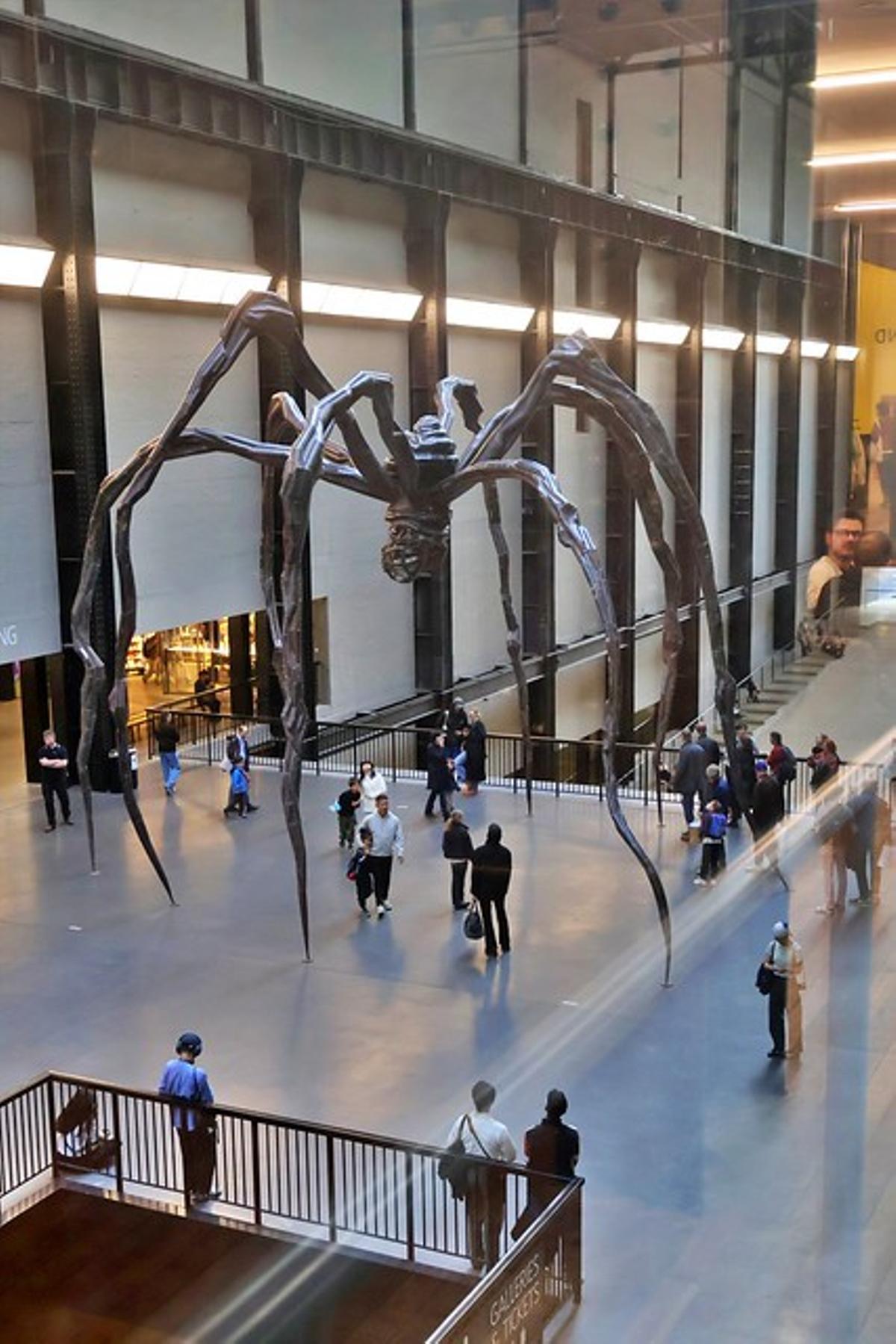 La sala de turbinas de la Tate, con una de las arañas de Louise Bourgeois.
