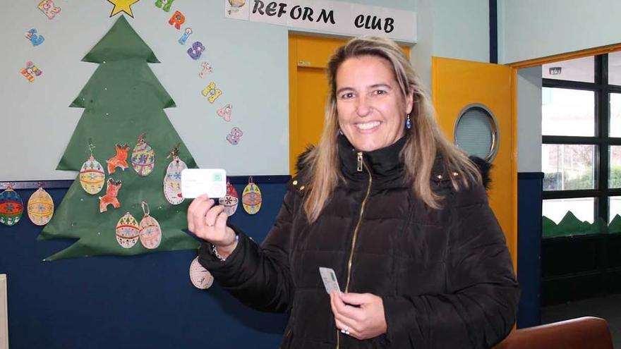 Belén Trapiella, mostrando uno de los carnés, ayer, en el colegio de La Fresneda.