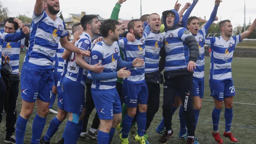 Celebración del ascenso del Avilés Stadium.