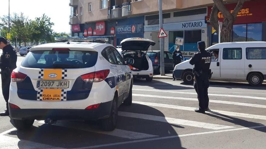 Controles policiales en Dénia para evitar que lleguen turistas