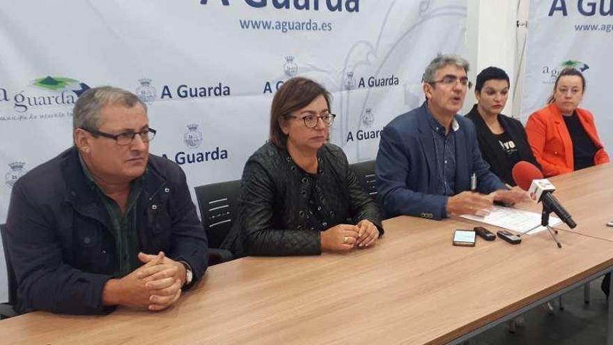 Los cinco ediles del PSOE de A Guarda, ayer, con el alcalde, Antonio Lomba, en el centro. // D.B.M.