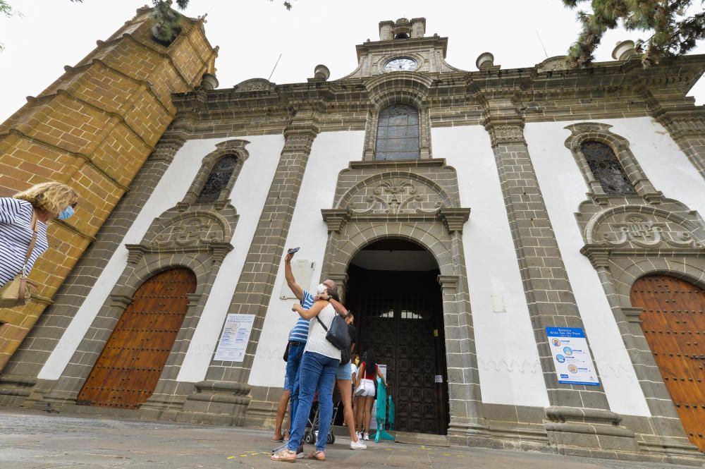 Los municipios llevan sus ofrendas a la Virgen