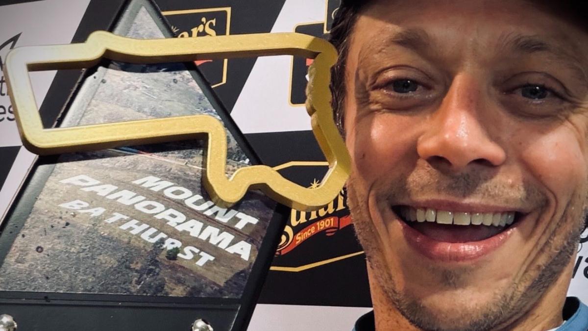 Valentino Rossi celebra su podio en las 12 horas de Bathurst