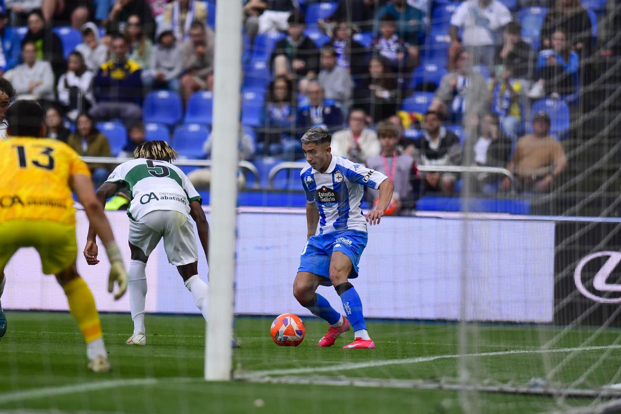 El Dépor cae goleado (0-4) por el Elche para cerrar la temporada 2025-25 en Riazor