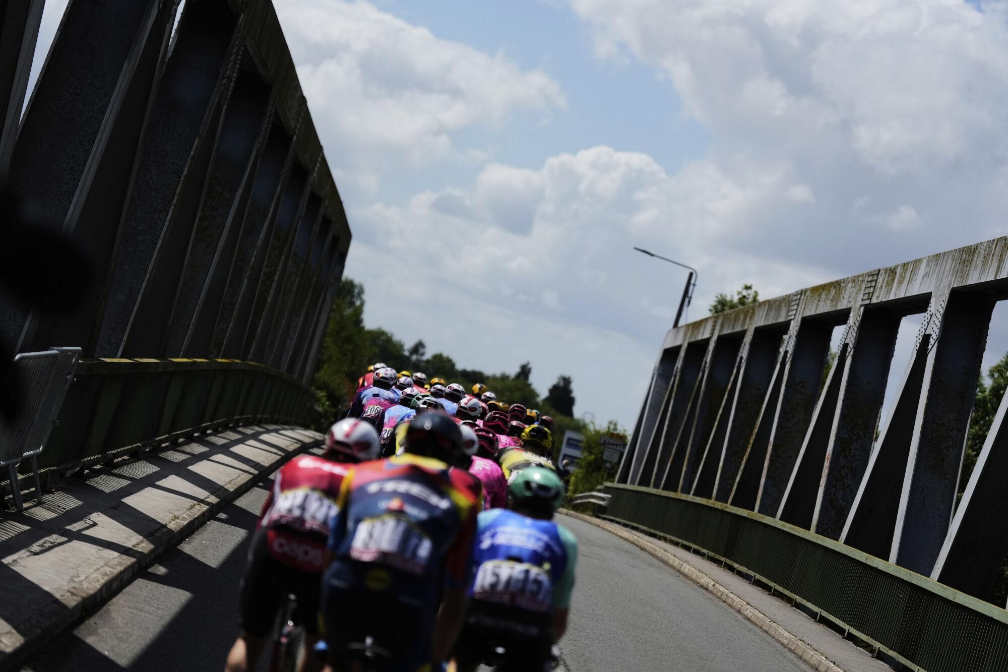 The pack crosses a bridge during the third stage of the Tour de France cycling race over 178.3 kilometers (110.8 miles) with start in Valenciennes and finish in Dunkerque, France, Monday, July 7, 2025. (AP Photo/Mosa'ab Elshamy) Associated Press / LaPresse Only italy and spain. EDITORIAL USE ONLY/ONLY ITALY AND SPAIN