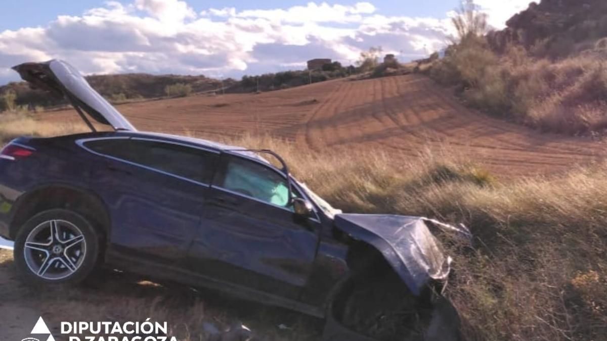 El turismo siniestrado en Caspe tras chocar con un camión.