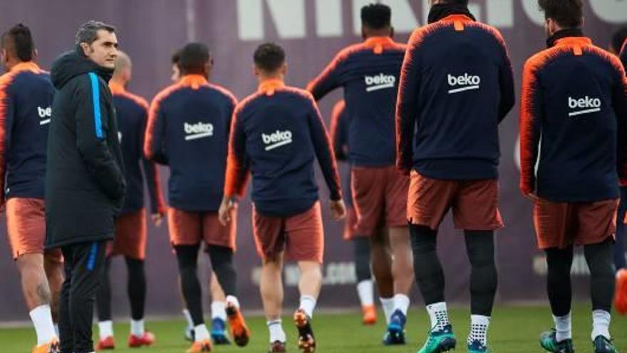 Ernesto Valverde es mira els seus futbolistes durant l&#039;entrenament d&#039;ahir.