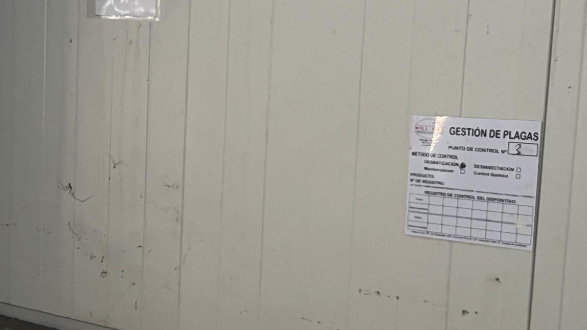Un cartel de gestión de plagas en la base del 061 en Lloseta que, según denuncia UGT, está en blanco "desde hace dos años".