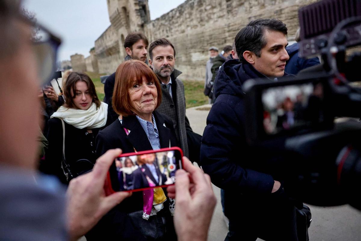 TOPSHOT - Gisele Pelicot arrives with her lawyers Antoine Camus (C) and Stephane Babonneau (R) at the courthouse in Avignon on December 19, 2024, as the verdict is expected in the trial of her ex-husband, with 50 others, accused of drugging her and orchestrating multiple rapes over nearly a decade. A court in the French southern town of Avignon is trying Dominique Pelicot, a 71-year-old retiree, for repeatedly raping and enlisting dozens of strangers to rape his heavily sedated wife Gisele Pelicot in her own bed over a decade. Fifty other men, aged between 26 and 74, are also on trial for alleged involvement, in a case that has horrified France. (Photo by Clement MAHOUDEAU / AFP)