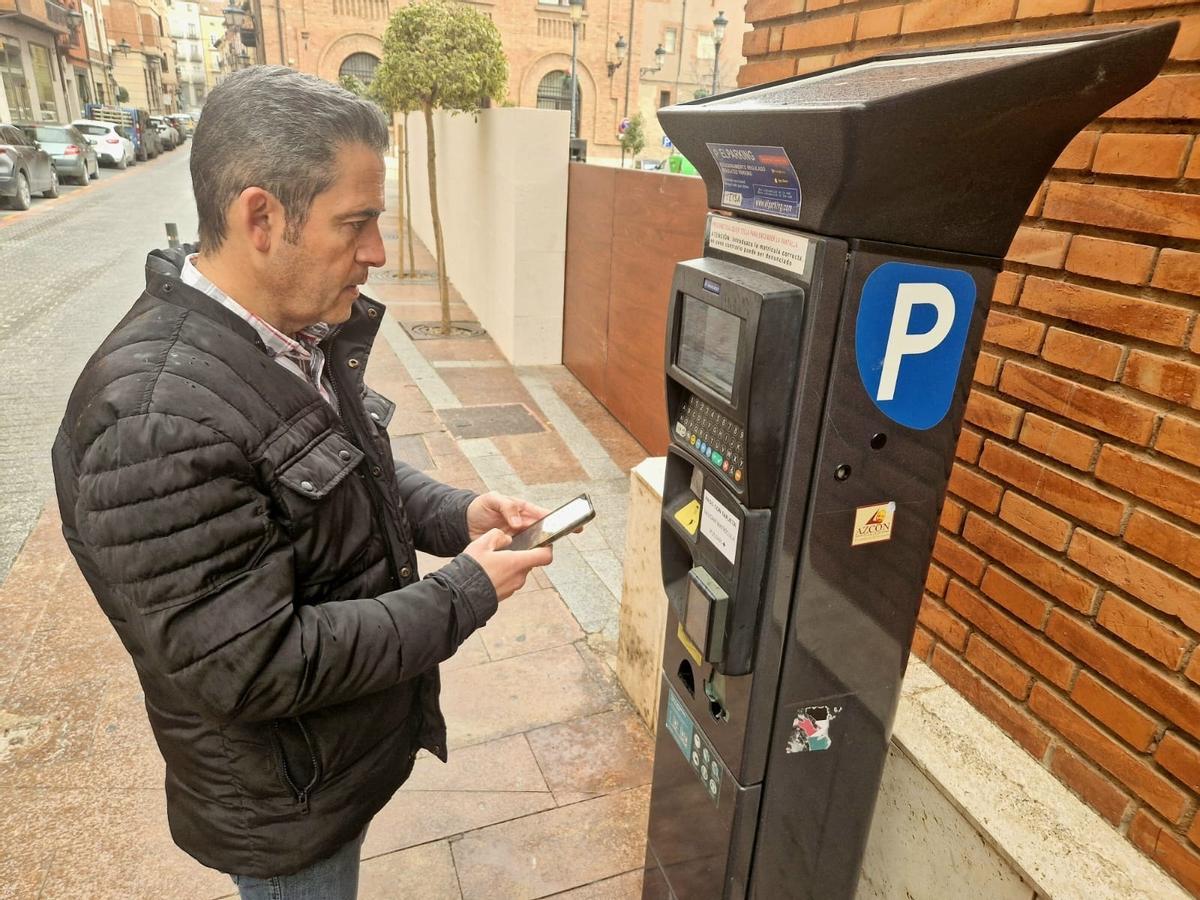 Un conductor paga la zona azul en Teruel.