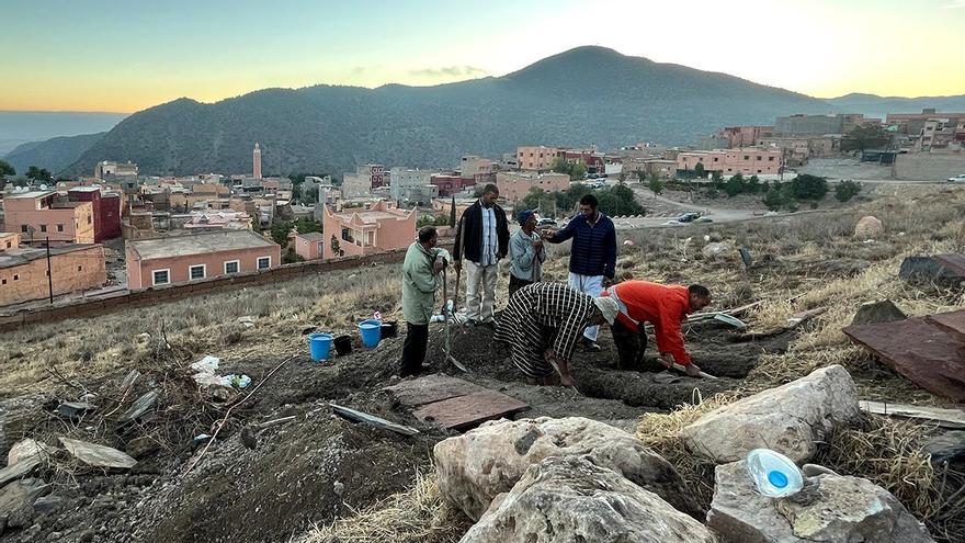 Marruecos apura para rescatar supervivientes mientras entierra a los suyos entre los escombros