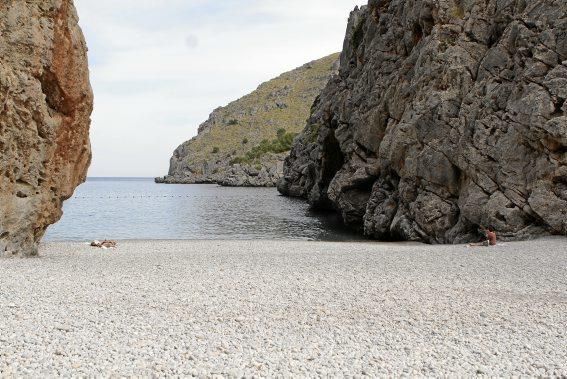 Im Torrent de Pareis, einer der größten Touristenattraktionen der Insel, stapeln sich die Besucher. Seit Wochen schafft keiner den Müll weg, auf der berühmten Serpentinenstraße staut sich der Verkehr, am Ufer haben Taschendiebe leichtes Spiel. Es ist ein Albtraum, sagen die Anwohner.