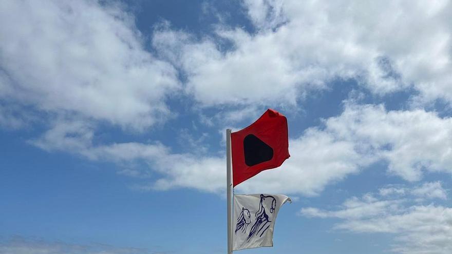 Las carabelas portuguesas se aferran a la costa de Gijón: la bandera roja vuelve a ondear en San Lorenzo