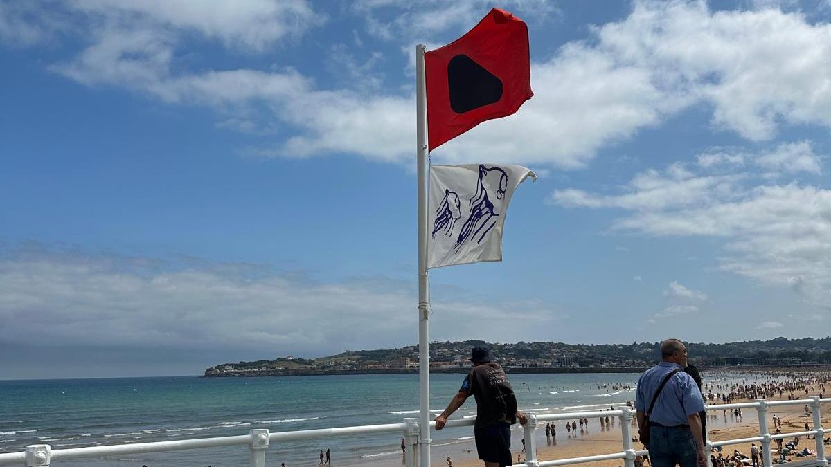 Bandera roja izada este martes en la playa de San Lorenzo.