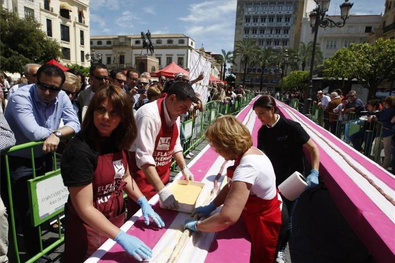 GALERÍA DE FOTOS / Flamenquín gigante en Las Tendillas