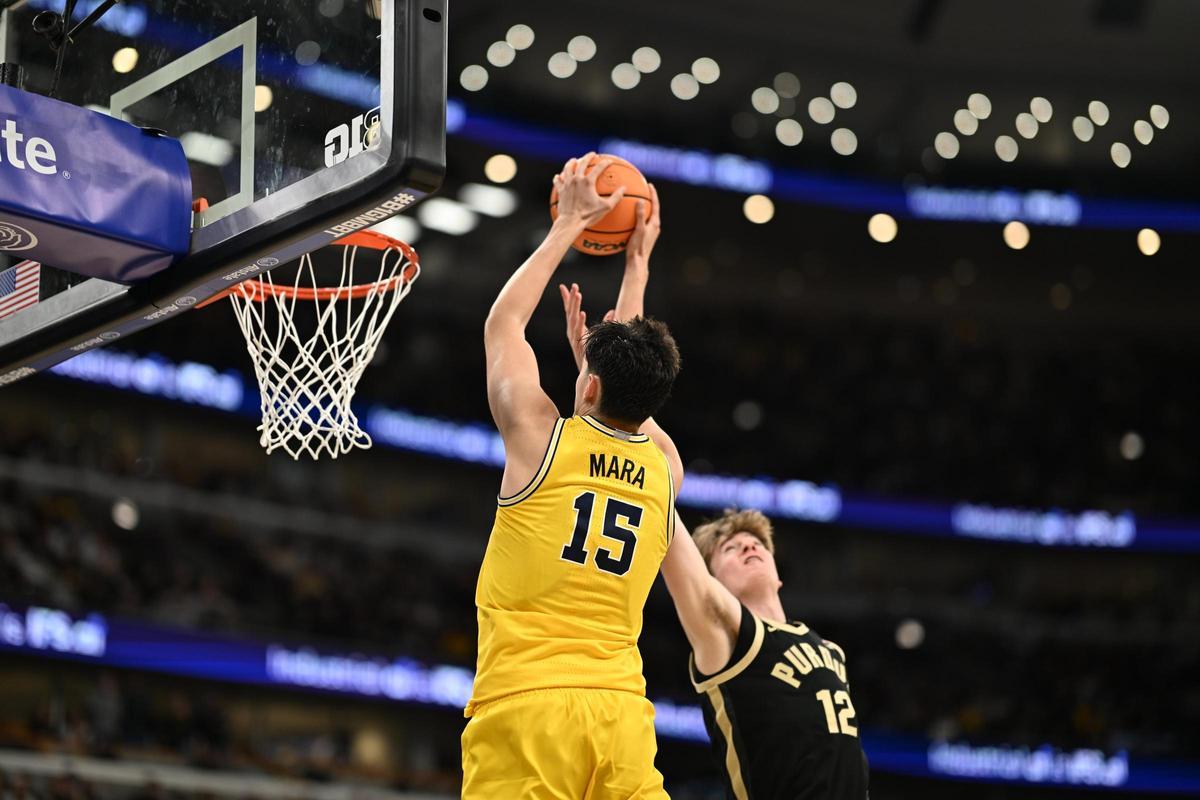 Aday Mara hace un mate en el partido ante Purdue.