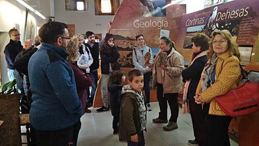 Uno de los grupos que ayer visitó la Casa del Parque de Fermoselle.