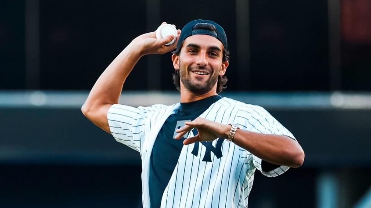 Ferran Torres hace el saque de honor en un partido de la MLB