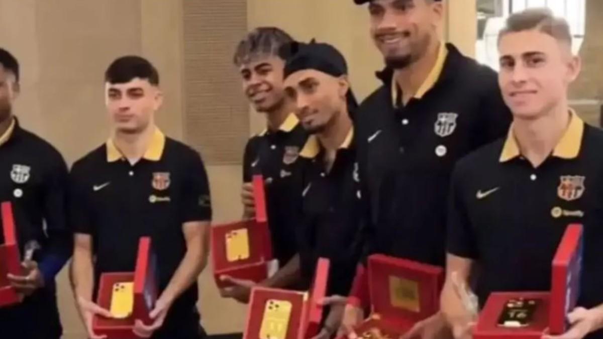 Los jugadores que entrenaron voluntariamente recogieron su iPhone 17 Pro Max de oro en la Ciutat Esportiva