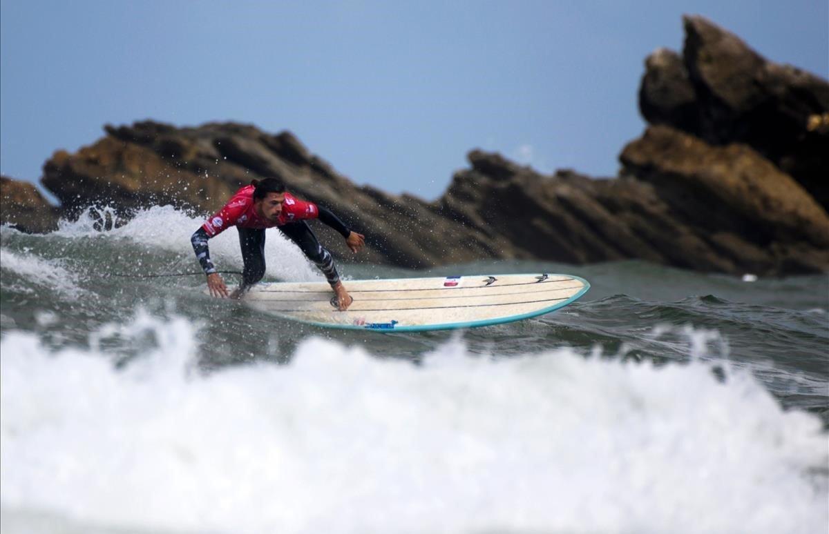 Edouard Delpero surfea sobre una ola en Biarritz, durante el Campeonato ISA de Longboard Mundial de Surf.