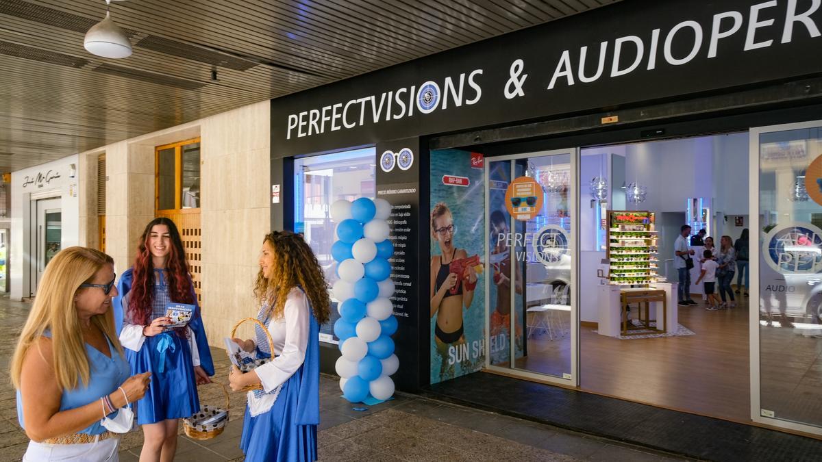 Durante la Feria de San Juan azafatas de Perfect Visions explicarán las ofertas de apertura de la tienda.