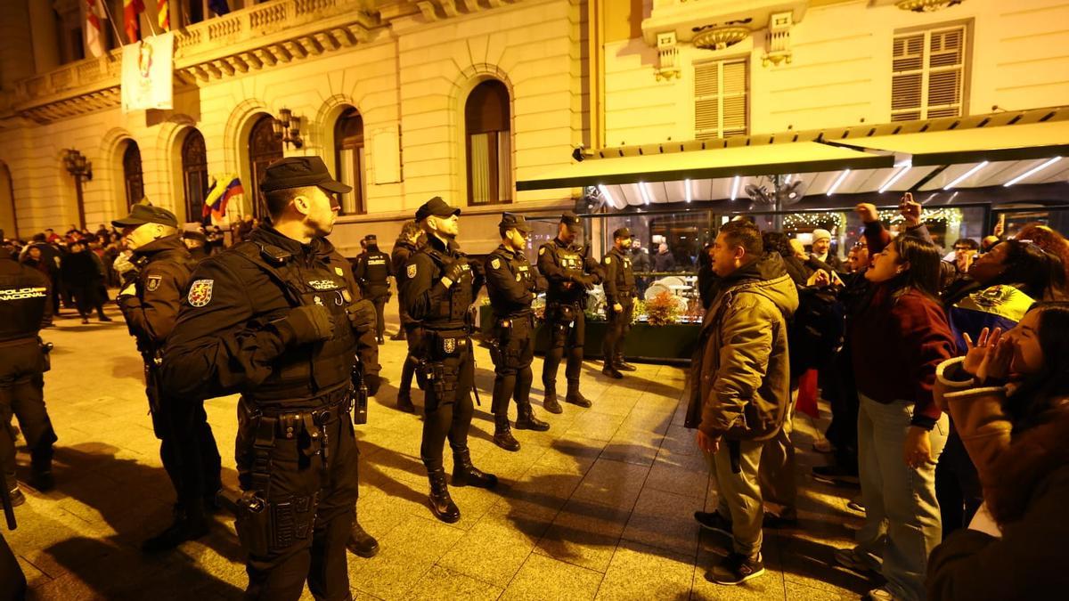 Detractores y defensores de la intervención en Venezuela intercambian gritos y cánticos en Zaragoza