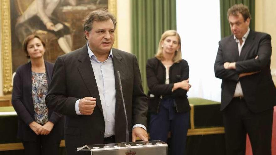 Ángel Benguigi explica el proyecto en el salón de recepciones del Ayuntamiento ante la mirada de Carmen Moriyón, Eva Pando e Israel García.