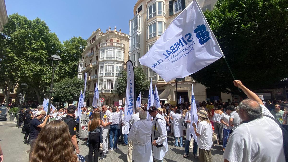 Así ha sido la concentración de médicos en Mallorca