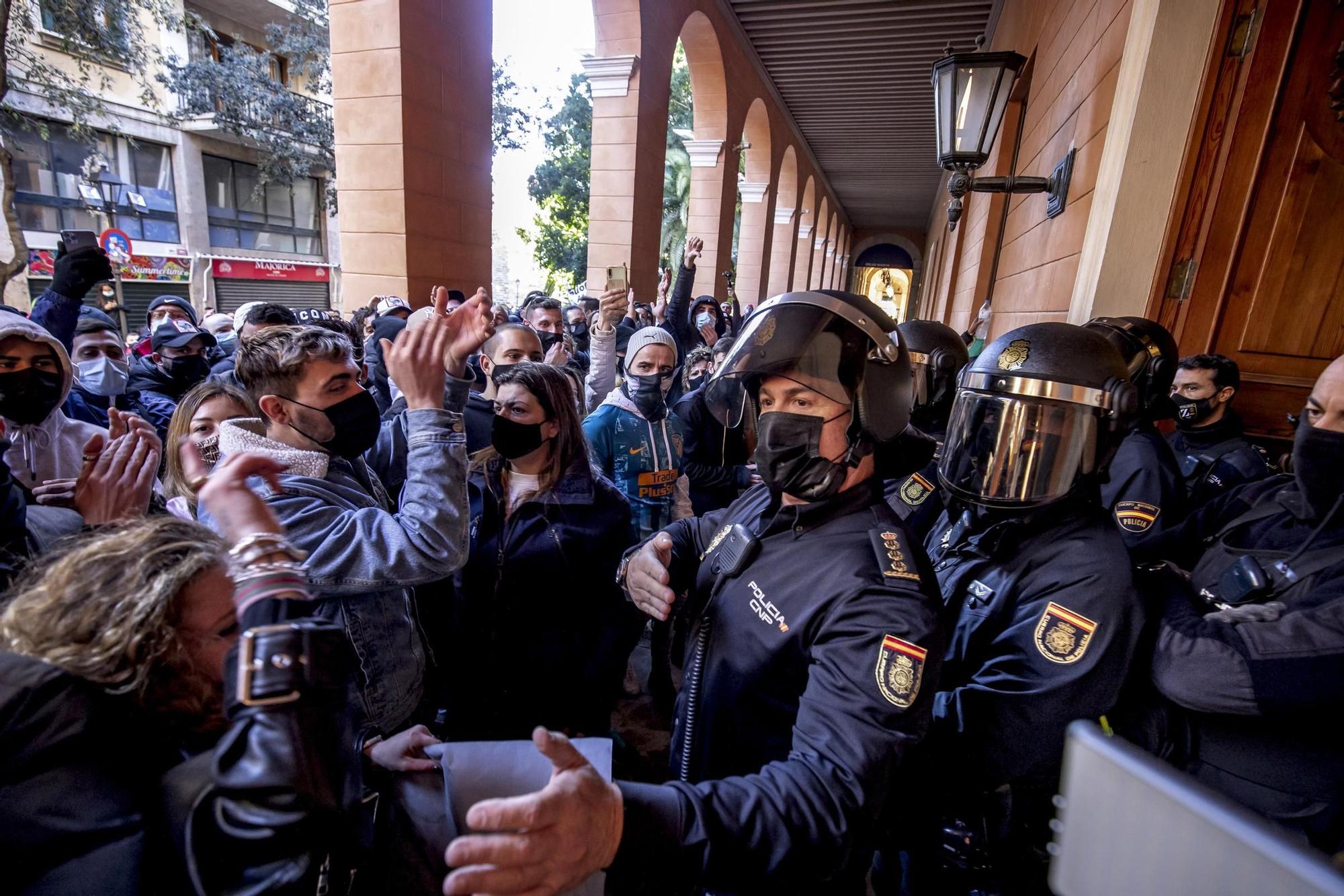 Un millar de restauradores cortan las Avenidas en su protesta ilegal por las restricciones