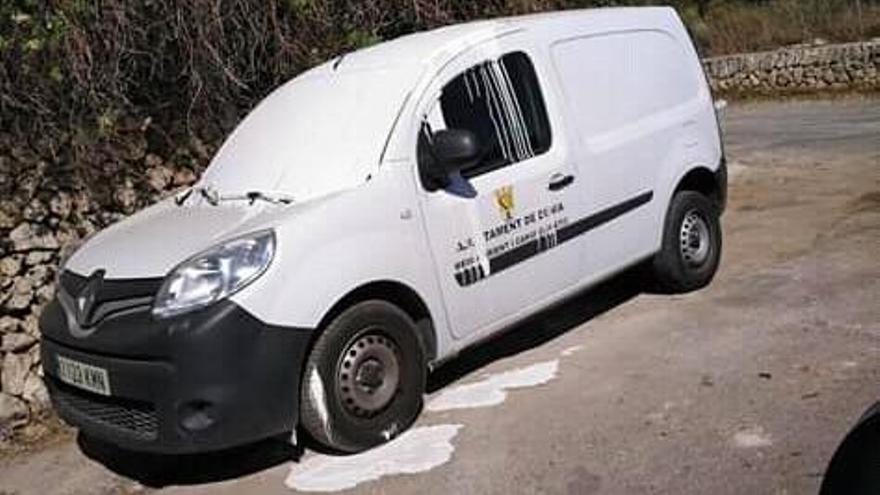 Arrojan pintura en Dénia sobre una furgoneta estacionada para evitar vertidos ilegales de basura