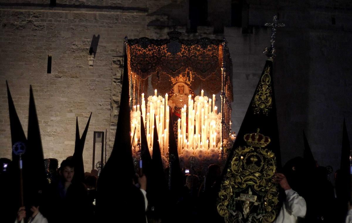 Los tres pasos de la hermandad del Amor, a su paso por Córdoba