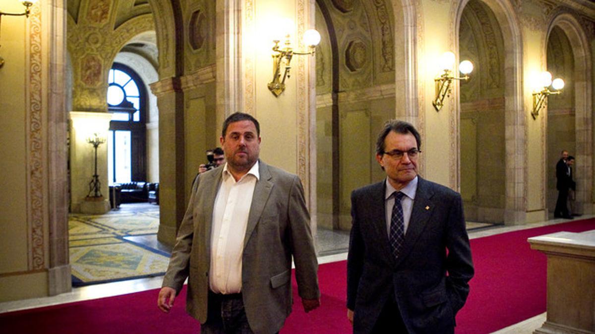 El líder de ERC, Oriol Junqueras, y el presidente de la Generalitat, Artur Mas, en el Parlament.