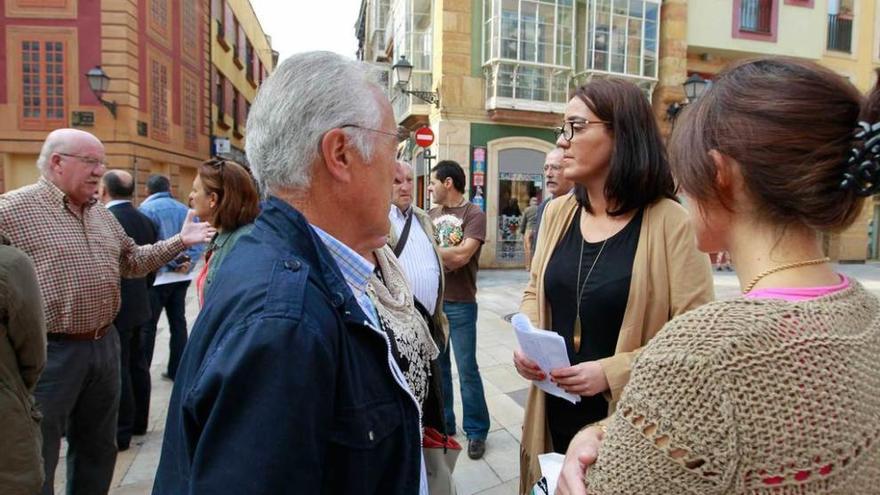 Varios representantes vecinales, hablando con Covadonga Díaz (segunda por la derecha) ayer.