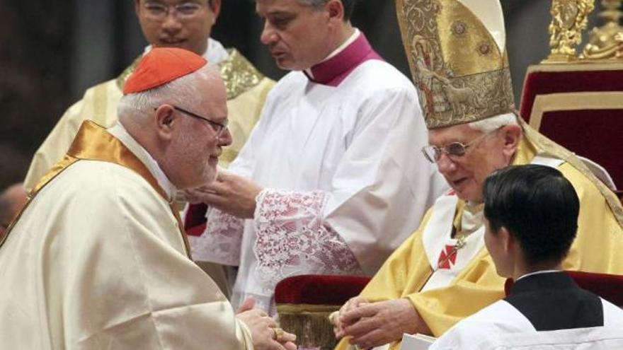 El Papa conversa con el arzobispo Renhard Marx, tras imponerle el anillo cardenalicio. / josef hildenbrand