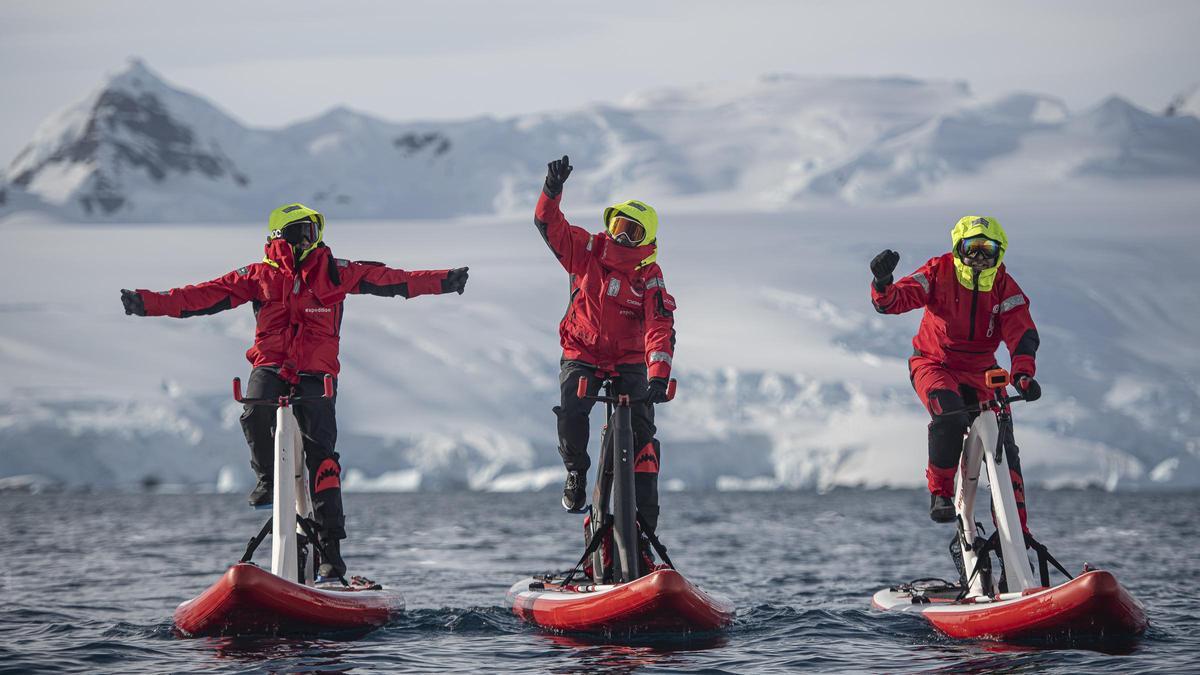 Josep Rubau, Lluís Balasch y Jesús Prieto, durante su expedición en bici acuática por la Antártida.