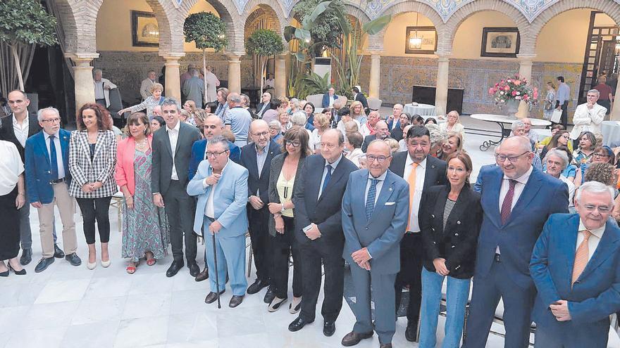 Guillermo Rojas, José Manuel Belmonte y Julia hidalgo, entre las Fiambreras de Plata