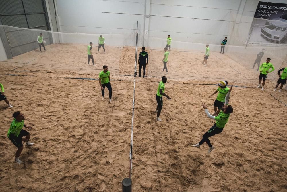 El Levante cambia el césped por la playa cubierta