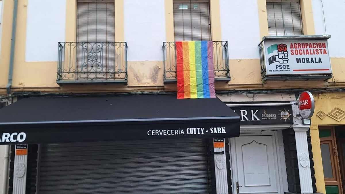 Una bandera LGTBI, en el balcón de la sede del PSOE moralo.