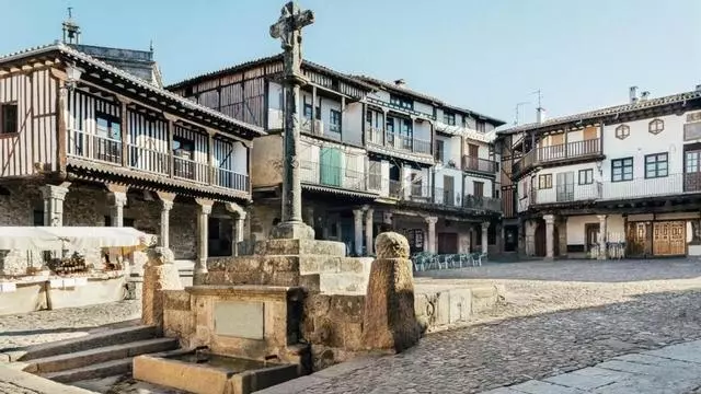 El primer pueblo declarado Conjunto Histórico-Artístico de España es una villa medieval de calles empedradas y balcones de madera