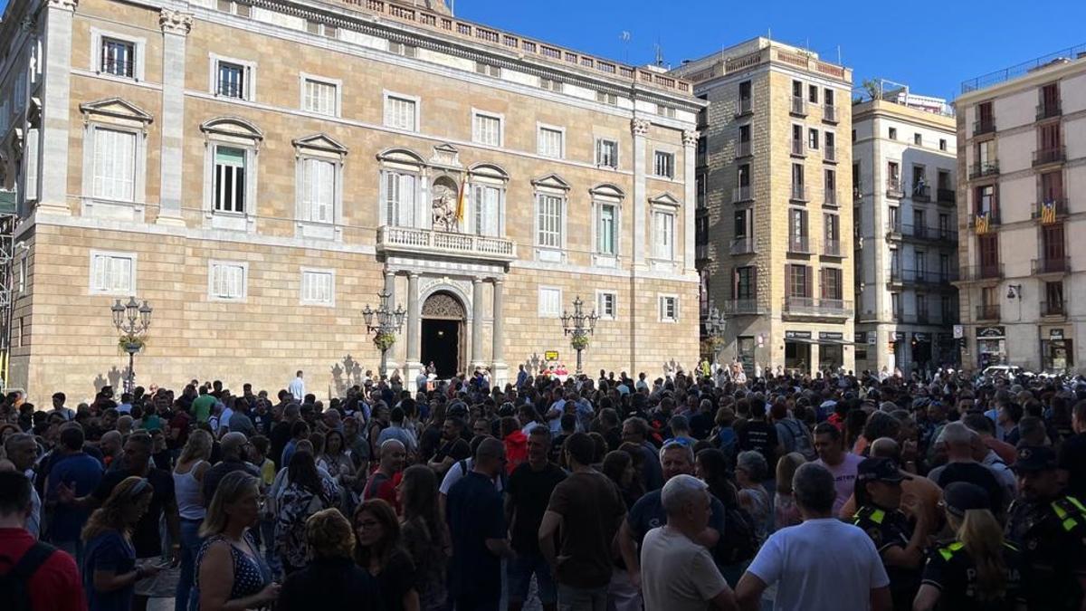 Imagen de la protesta en la plaza Sant Jaume de Barcelona